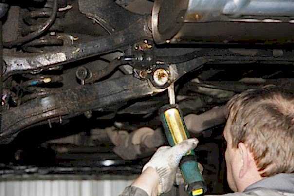 мастер меняет насос